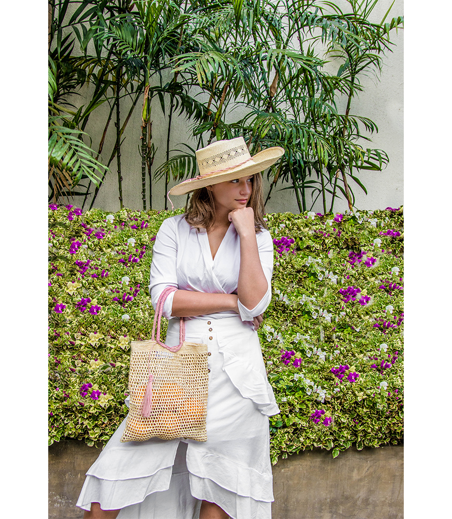 Fashion Must Have with Versatility for a Straw Market Totes