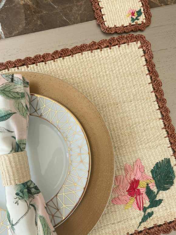 Straw placemat with handwoven flower