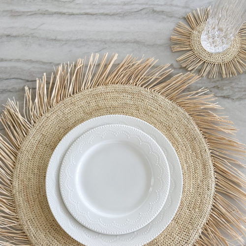 Round straw placemat with fringe edges
