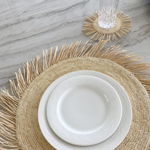 Round straw placemat with fringe edges